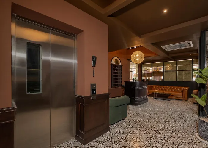 Merchant's Gate Songwat Отель 3*