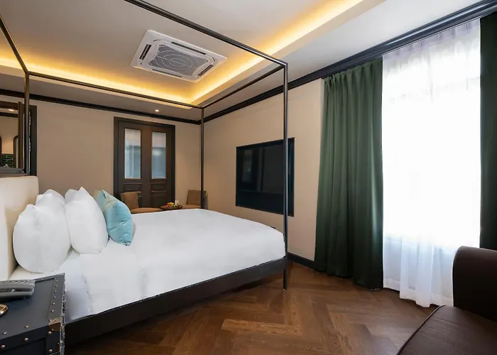 Merchant's Gate Songwat Отель 3*